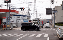 岡山東警察署前の交差点を左折して下さい